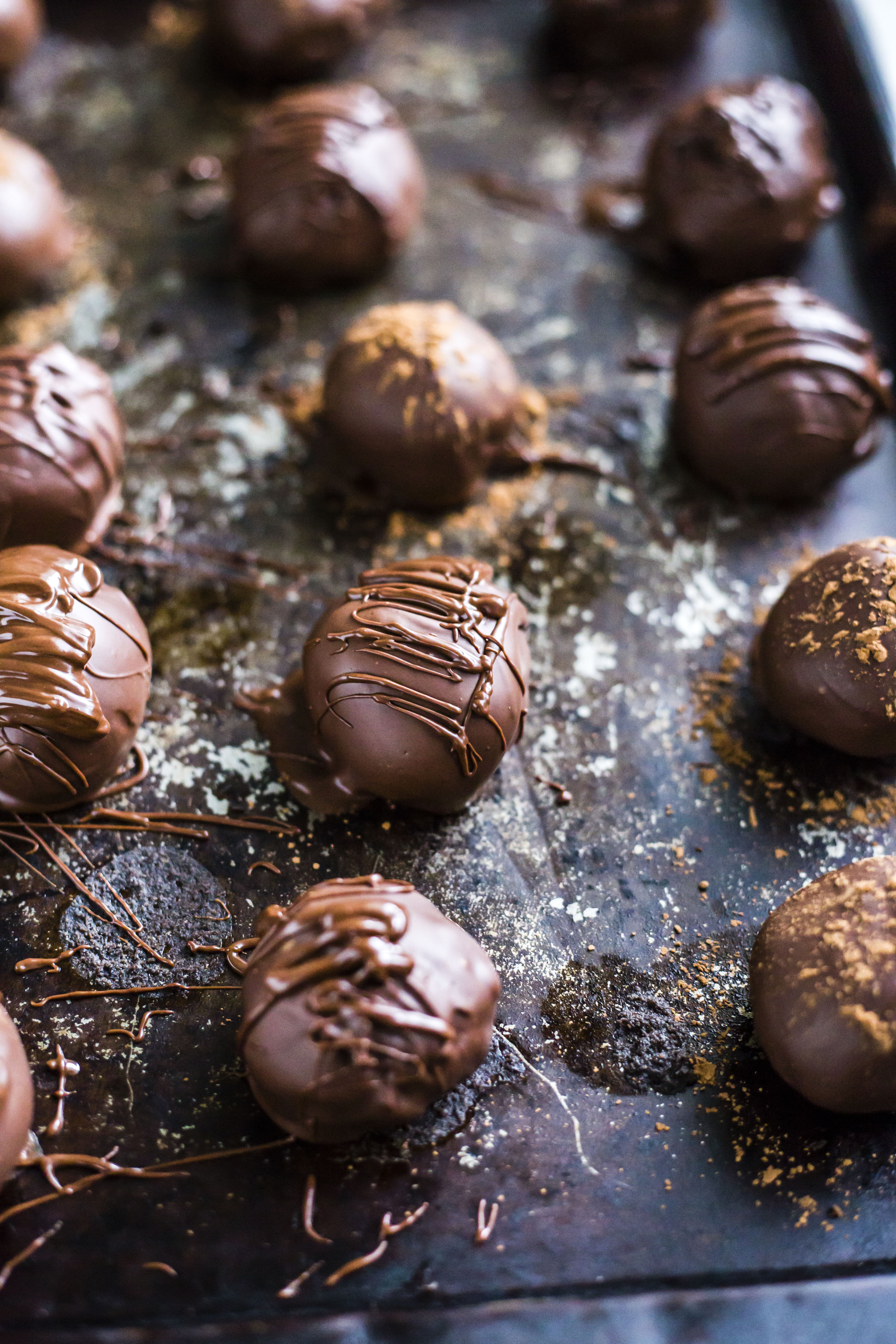 The easiest oreo ball recipe ever! I love oreo balls. One package of oreos and one block of cream cheese come together to create quick and easy truffles! I howsweeteats.com #oreo #balls