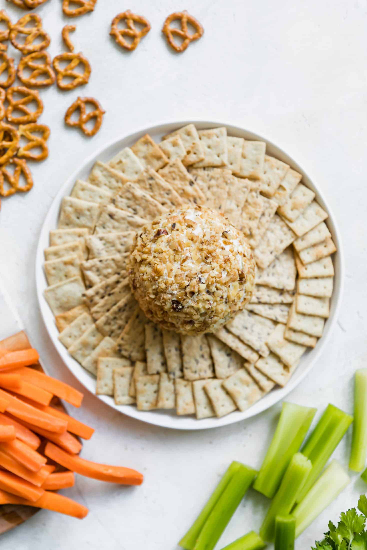 easy cheeseball recipe I howsweeteats.com #cheeseball #holidays #christmas #appetizer