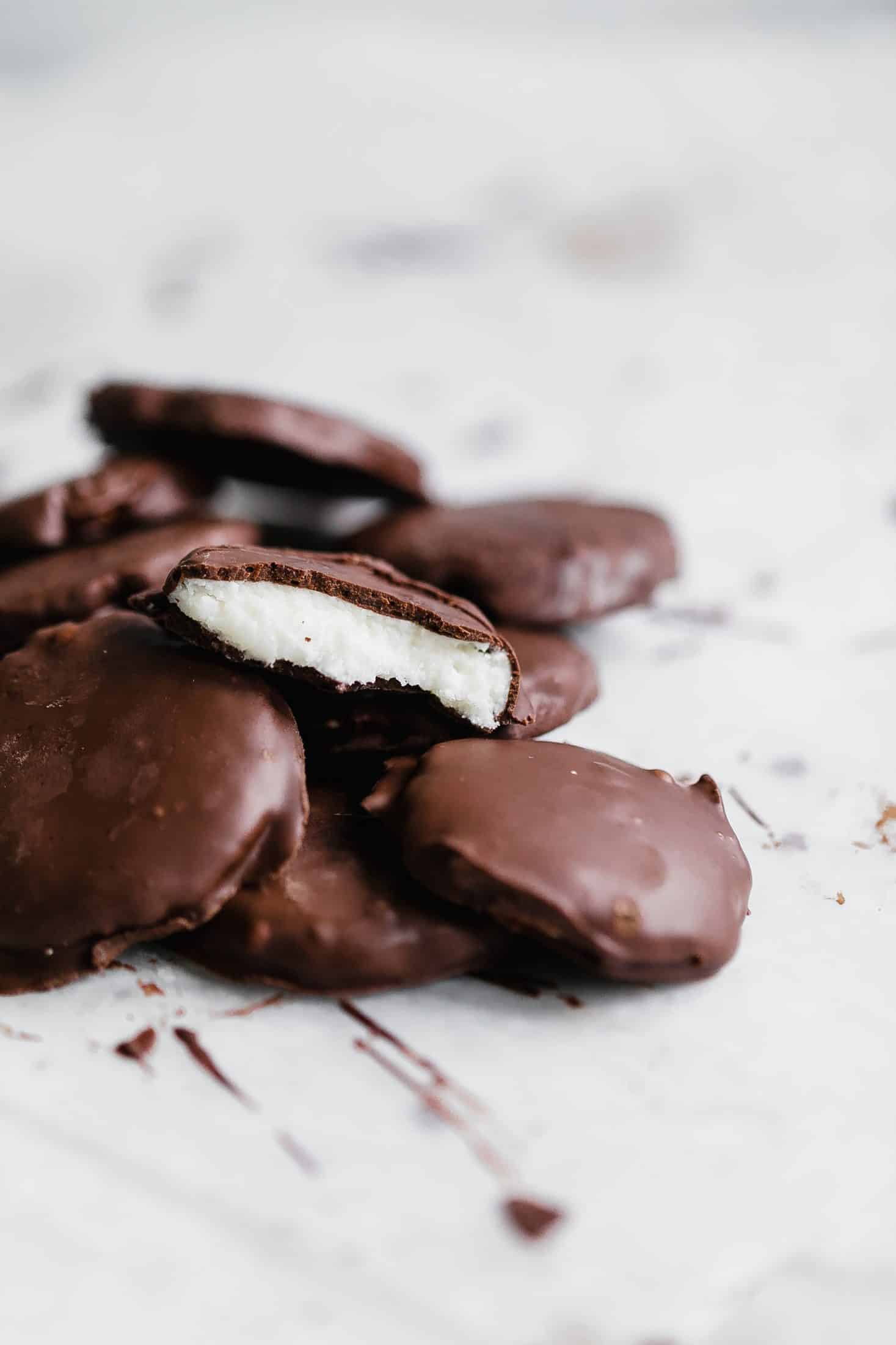homemade peppermint patties I howsweeteats.com #christmas #holidays #peppermint #chocolate