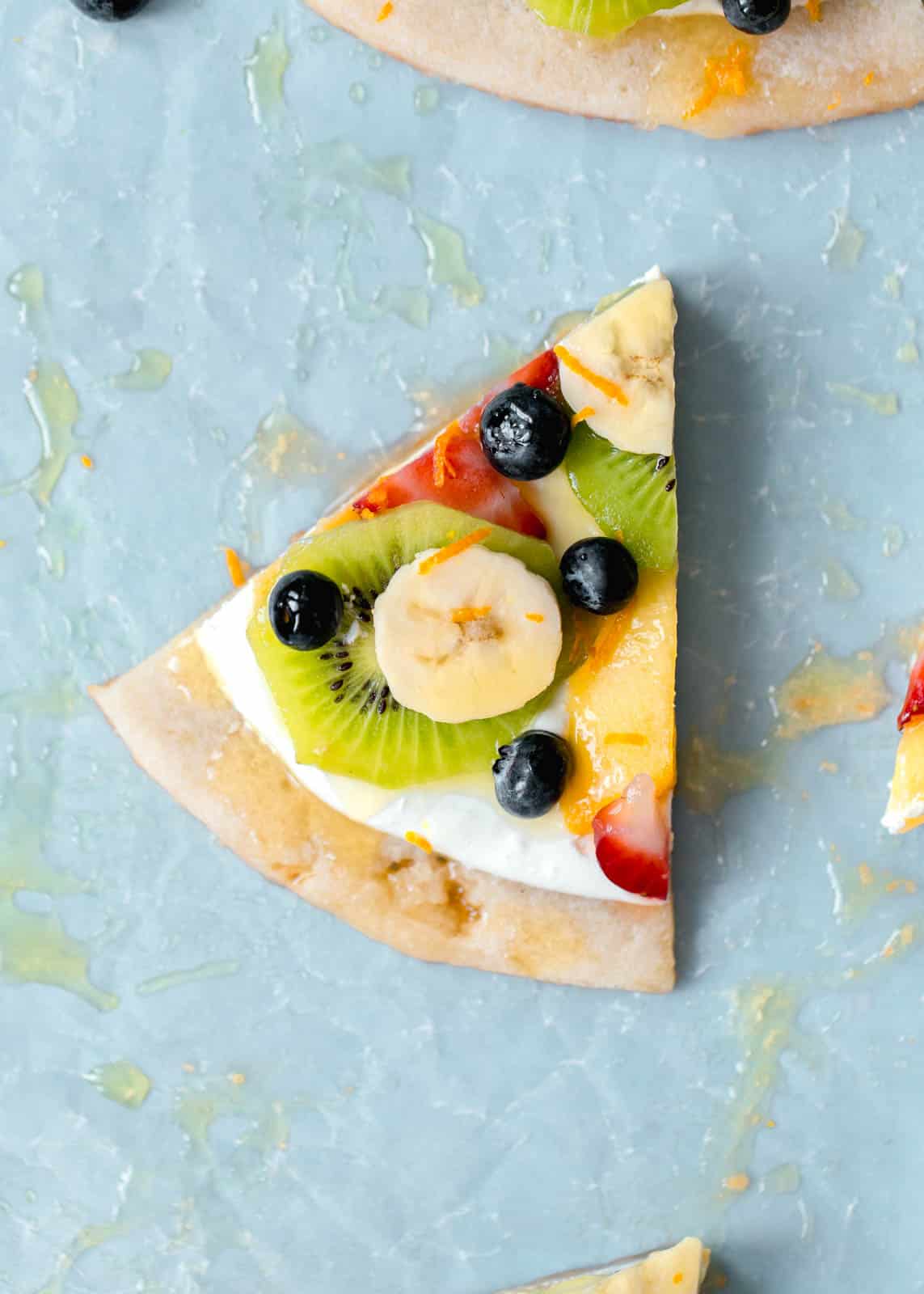 fruit pizza on a sugar cookie crust I howsweeteats.com