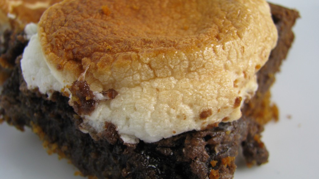 S'mores Brownies I howsweeteats.com S'mores Brownies I howsweeteats.com