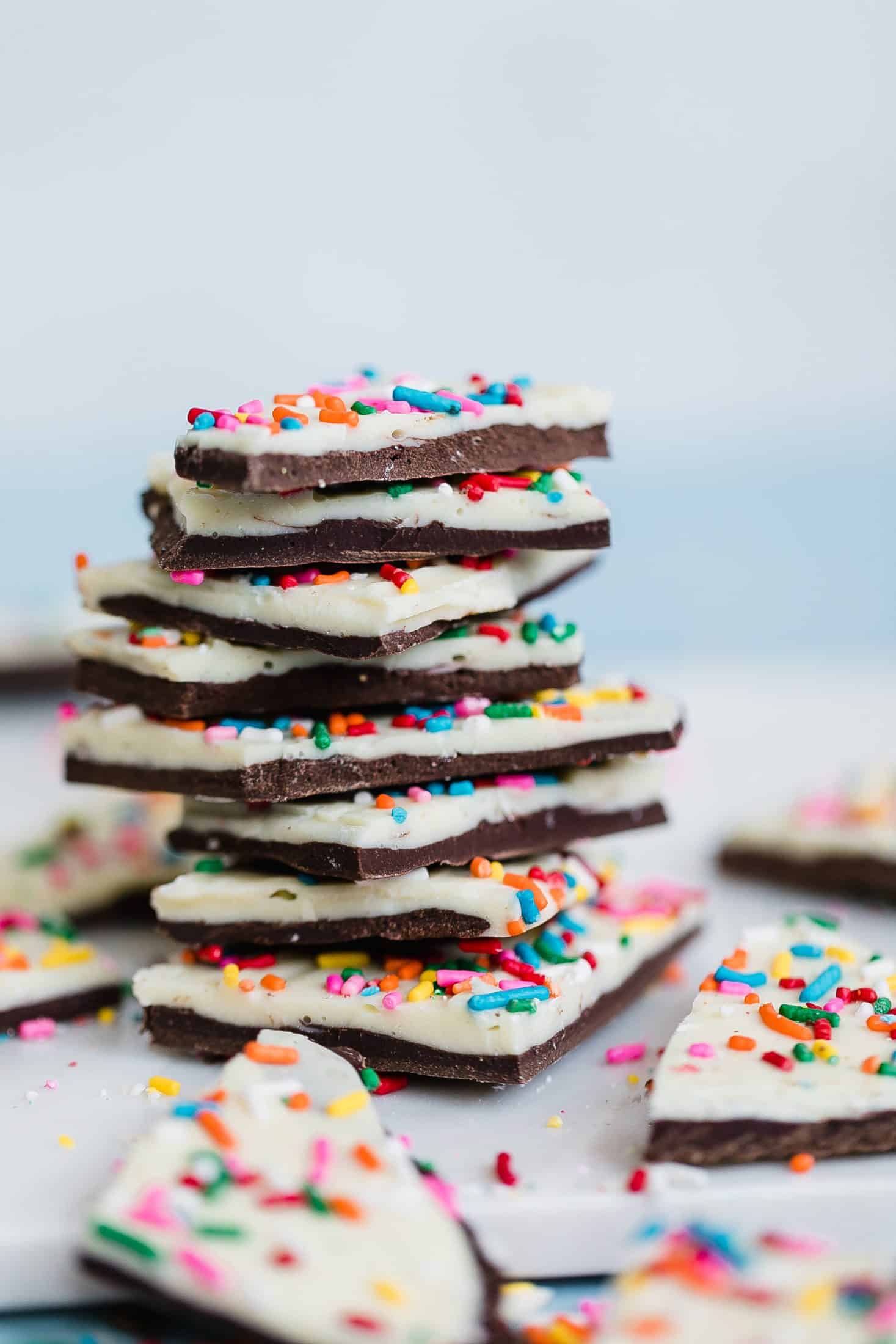 cake batter chocolate bark I howsweeteats.com #cakebatter #chocolate #bark #desserts #christmas