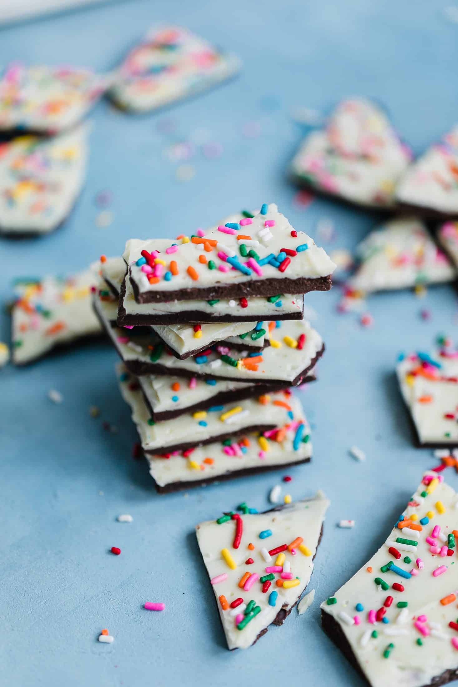 cake batter chocolate bark I howsweeteats.com #cakebatter #chocolate #bark #desserts #christmas