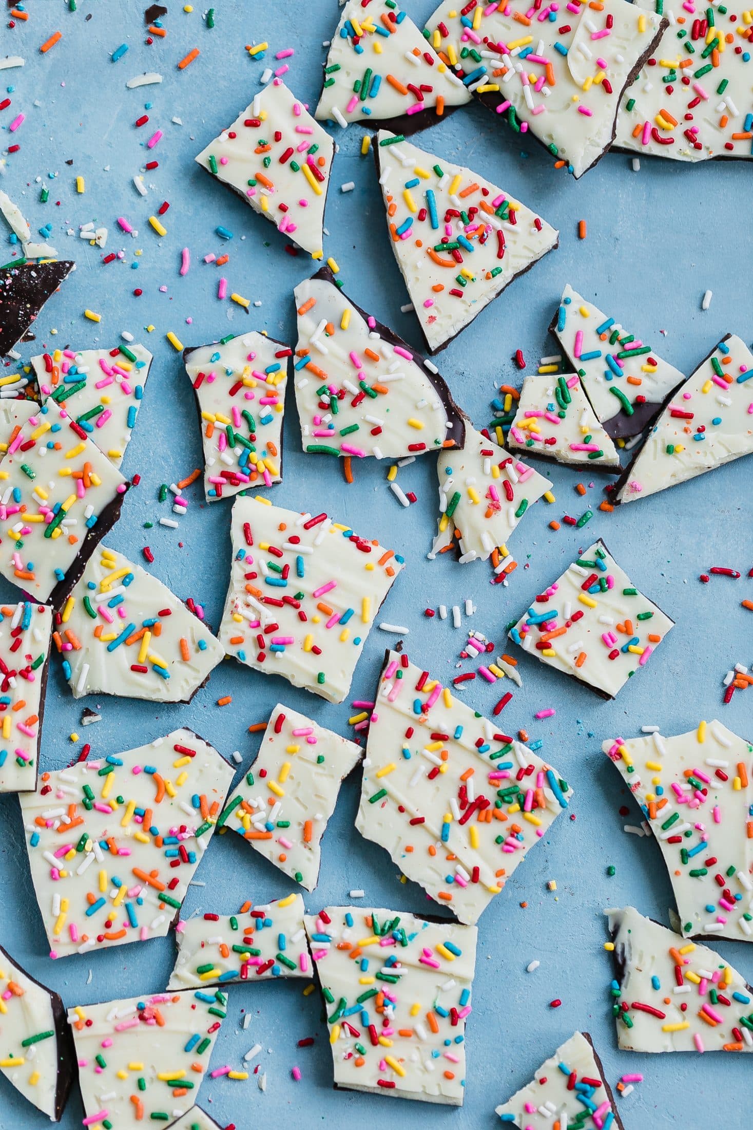 cake batter chocolate bark I howsweeteats.com #cakebatter #chocolate #bark #desserts #christmas