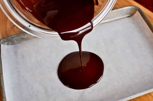 Cake Batter Chocolate Bark I howsweeteats.com cake batter chocolate bark I howsweeteats.com #cakebatter #chocolate #bark #desserts #christmas