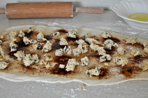 Chocolate Chip Cookie Dough Stuffed Cinnamon Rolls I howsweeteats.com Chocolate Chip Cookie Dough Stuffed Cinnamon Rolls I howsweeteats.com