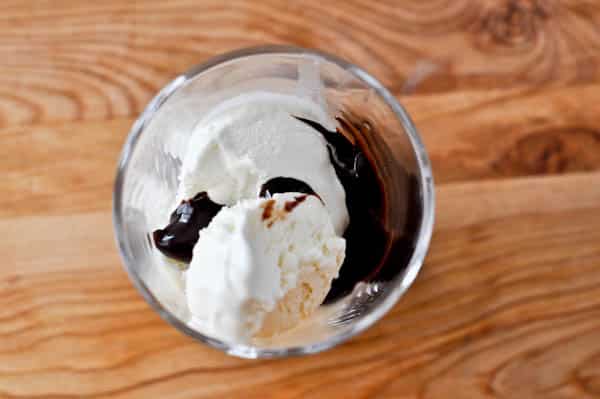 Root Beer Floats with Homemade Hot Fudge I howsweeteats.com Root Beer Floats with Homemade Hot Fudge I howsweeteats.com