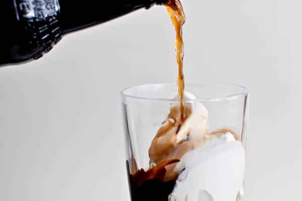 Root Beer Floats with Homemade Hot Fudge I howsweeteats.com Root Beer Floats with Homemade Hot Fudge I howsweeteats.com