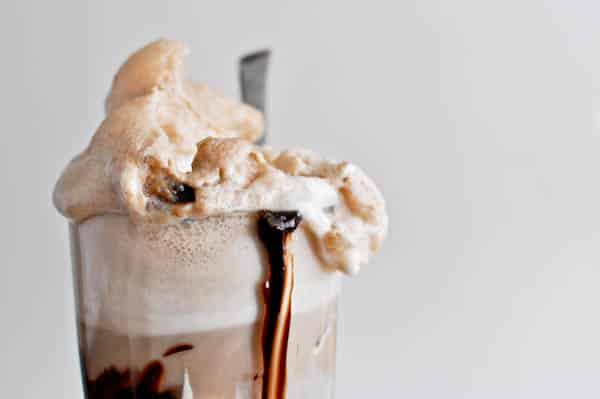 Root Beer Floats with Homemade Hot Fudge I howsweeteats.com Root Beer Floats with Homemade Hot Fudge I howsweeteats.com