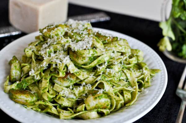 Crispy Shrimp Pasta with Arugula Pesto Cream Sauce I howsweeteats.com Crispy Shrimp Pasta with Arugula Pesto Cream Sauce I howsweeteats.com