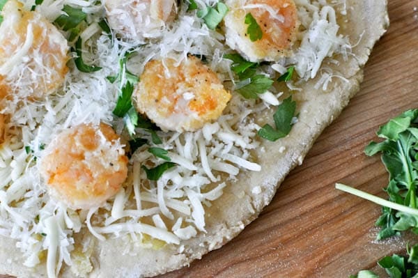 Crispy Shrimp Pizza I howsweeteats.com Crispy Shrimp Pizza I howsweeteats.com