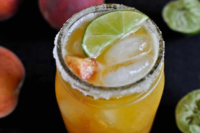 Juicy Peach Margaritas I howsweeteats.com Juicy Peach Margaritas I howsweeteats.com