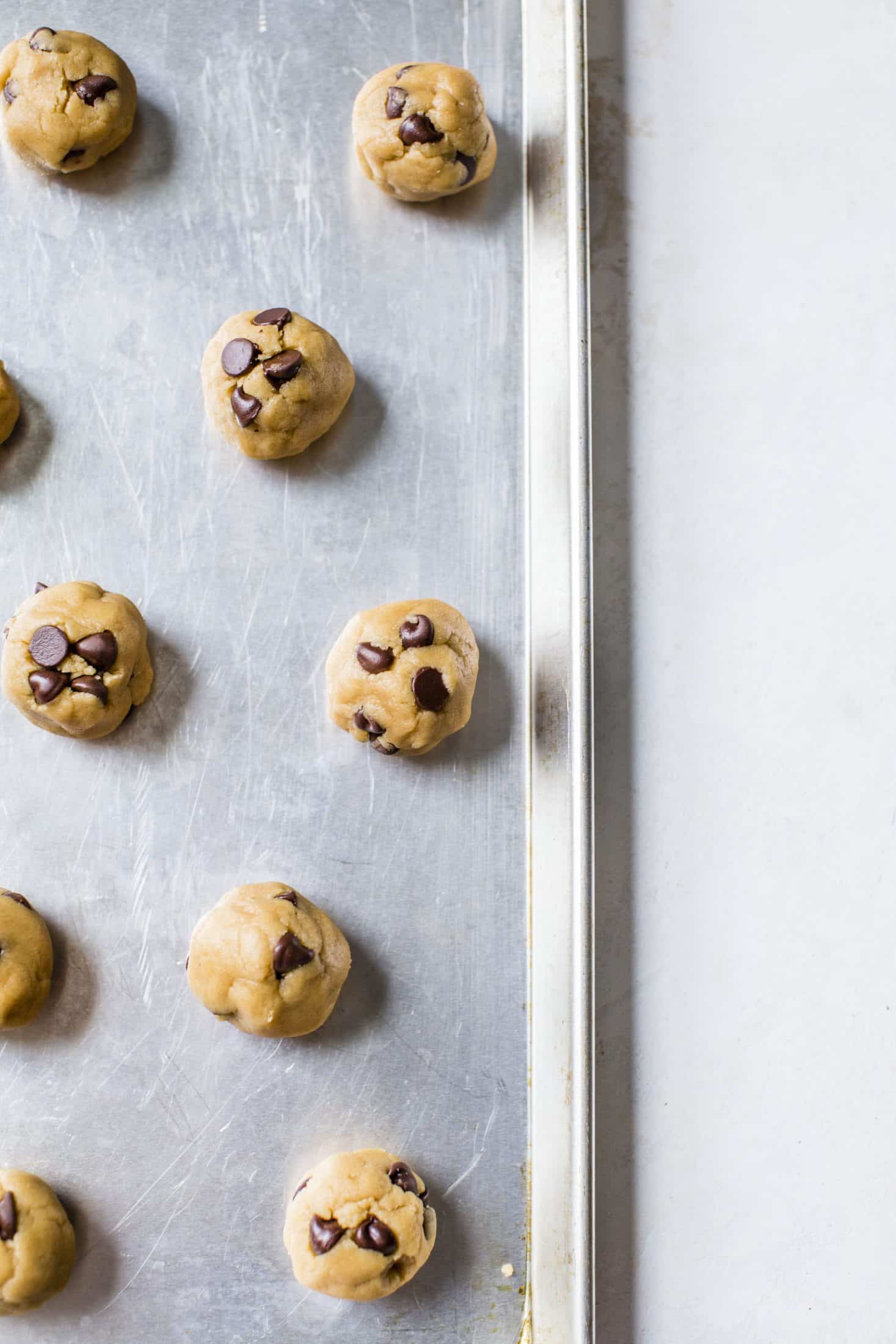 These puffy peanut butter cookies with chocolate chips are my most favorite peanut butter chocolate chip cookie ever! They are soft but also a little chewy and the combination is just to die for! Comes together super easily too. I howsweeteats.com #peanutbutter #cookies