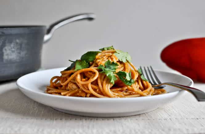 Chicken Enchilada Spaghetti I howsweeteats.com Chicken Enchilada Spaghetti I howsweeteats.com