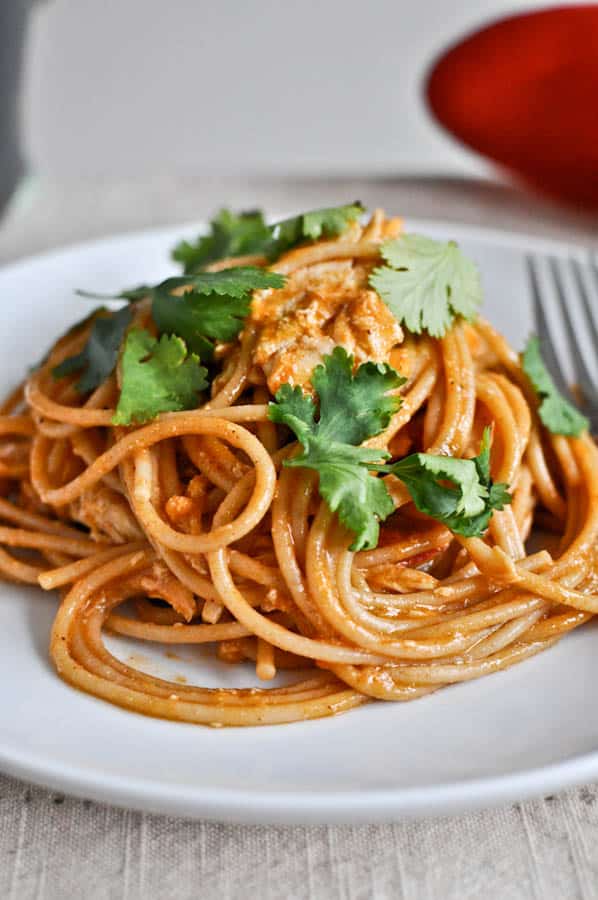 Chicken Enchilada Spaghetti I howsweeteats.com Chicken Enchilada Spaghetti I howsweeteats.com