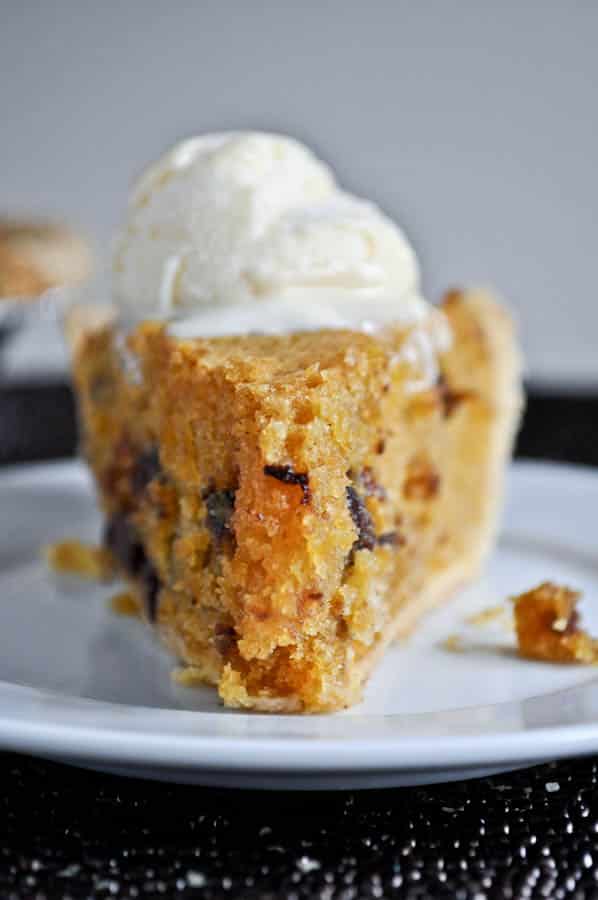 Pumpkin Chocolate Chip Cookie Pie I howsweeteats.com Pumpkin Chocolate Chip Cookie Pie I howsweeteats.com