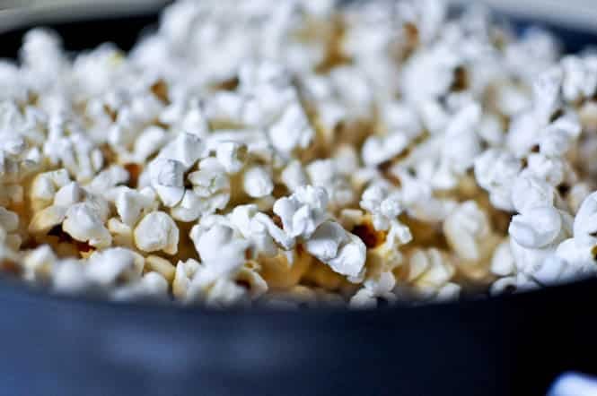 Candy Bar Caramel Corn I howsweeteats.com Candy Bar Caramel Corn I howsweeteats.com