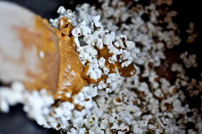 Candy Bar Caramel Corn I howsweeteats.com Candy Bar Caramel Corn I howsweeteats.com