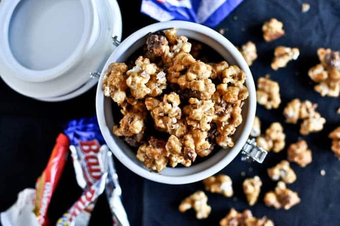 Candy Bar Caramel Corn I howsweeteats.com Candy Bar Caramel Corn I howsweeteats.com