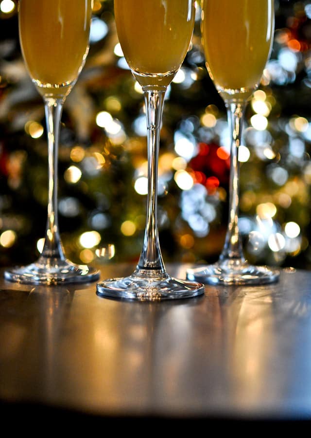 Creamsicle Mimosas I howsweeteats.com Creamsicle Mimosas I howsweeteats.com