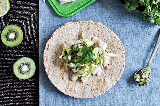 Grilled Coconut Lime Tilapia Tacos with Kiwi Salsa I howsweeteats.com Grilled Coconut Lime Tilapia Tacos with Kiwi Salsa I howsweeteats.com