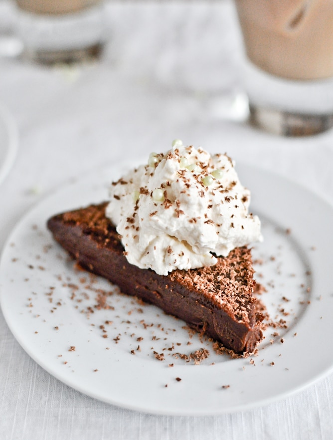 No Bake Milk Chocolate Bailey's Truffle Cake I howsweeteats.com No Bake Milk Chocolate Bailey's Truffle Cake I howsweeteats.com