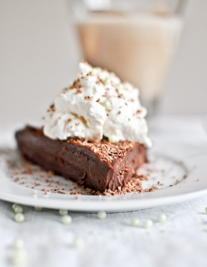 No Bake Milk Chocolate Bailey's Truffle Cake I howsweeteats.com No Bake Milk Chocolate Bailey's Truffle Cake I howsweeteats.com