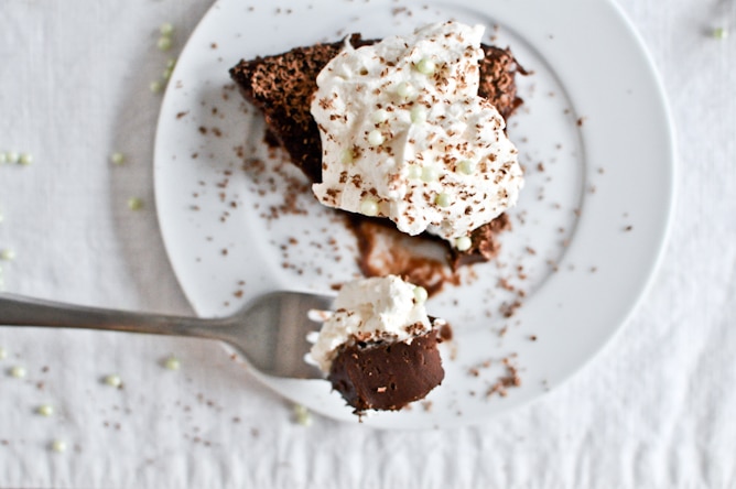 No Bake Milk Chocolate Bailey's Truffle Cake I howsweeteats.com No Bake Milk Chocolate Bailey's Truffle Cake I howsweeteats.com