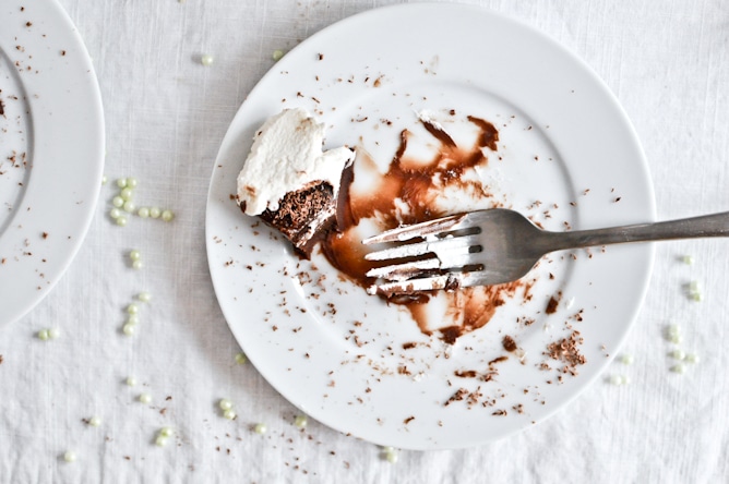 No Bake Milk Chocolate Bailey's Truffle Cake I howsweeteats.com No Bake Milk Chocolate Bailey's Truffle Cake I howsweeteats.com