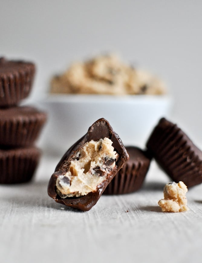 Chocolate Chip Cookie Dough Peanut Butter Cups I howsweeteats.com Chocolate Chip Cookie Dough Peanut Butter Cups I howsweeteats.com