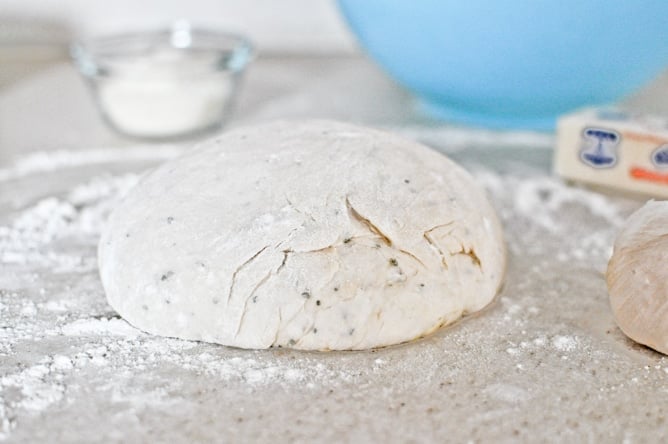 Garlic Bread Pizza Crust I howsweeteats.com Garlic Bread Pizza Crust I howsweeteats.com