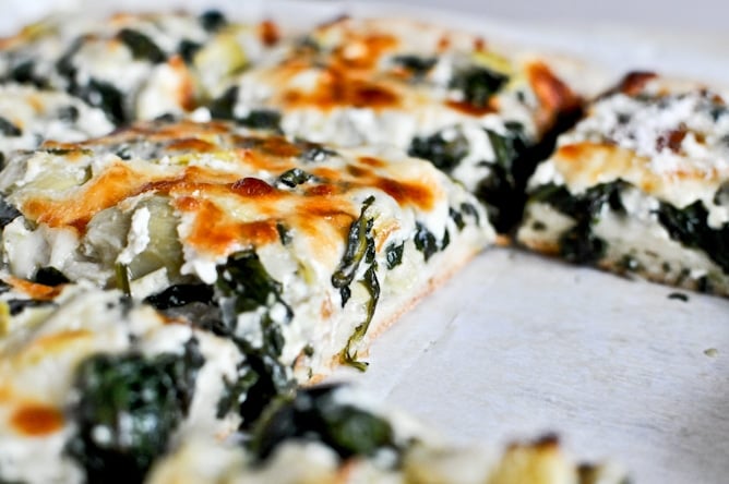 Cheesy Spinach and Artichoke Pizza I howsweeteats.com Cheesy Spinach and Artichoke Pizza I howsweeteats.com