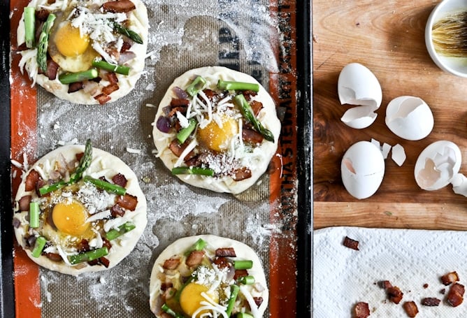 Bacon, Egg + Asparagus Personal Pizzas I howsweeteats.com Bacon, Egg + Asparagus Personal Pizzas I howsweeteats.com