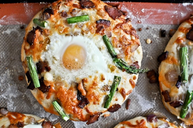 Bacon, Egg + Asparagus Personal Pizzas I howsweeteats.com Bacon, Egg + Asparagus Personal Pizzas I howsweeteats.com