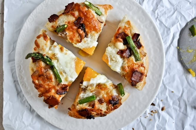 Bacon, Egg + Asparagus Personal Pizzas I howsweeteats.com Bacon, Egg + Asparagus Personal Pizzas I howsweeteats.com
