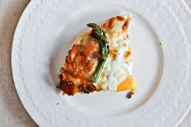 Bacon, Egg + Asparagus Personal Pizzas I howsweeteats.com Bacon, Egg + Asparagus Personal Pizzas I howsweeteats.com