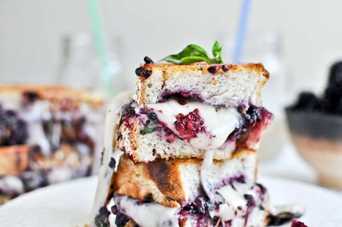 Grilled Fontina + Blackberry Basil Smash Sandwiches I howsweeteats.com Grilled Fontina + Blackberry Basil Smash Sandwiches I howsweeteats.com