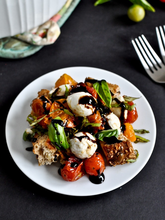 Roasted Tomato Caprese Panzanella I howsweeteats.com Roasted Tomato Caprese Panzanella I howsweeteats.com