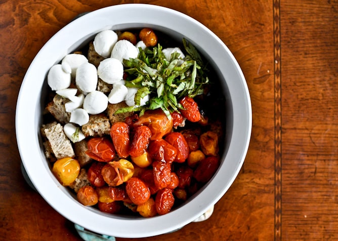 Roasted Tomato Caprese Panzanella I howsweeteats.com Roasted Tomato Caprese Panzanella I howsweeteats.com