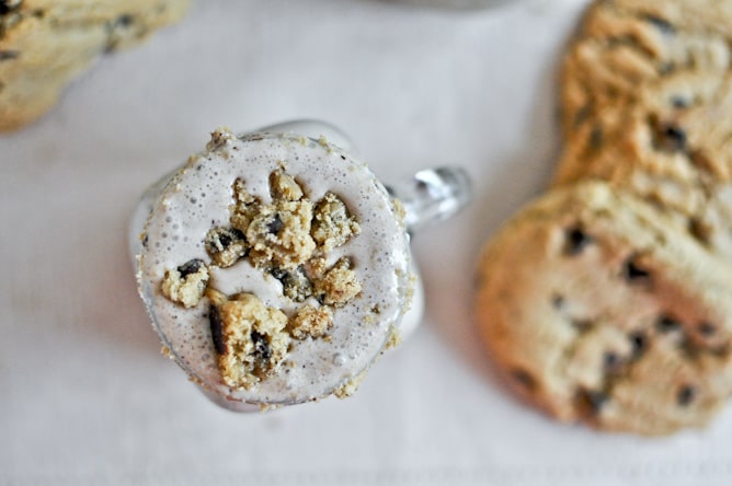 Chocolate Chip Cookie Kahlua Milkshakes I howsweeteats.com Chocolate Chip Cookie Kahlua Milkshakes I howsweeteats.com