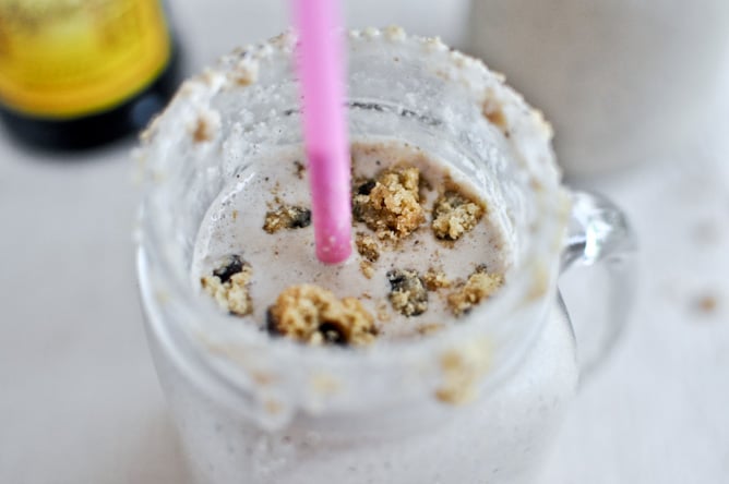 Chocolate Chip Cookie Kahlua Milkshakes I howsweeteats.com Chocolate Chip Cookie Kahlua Milkshakes I howsweeteats.com