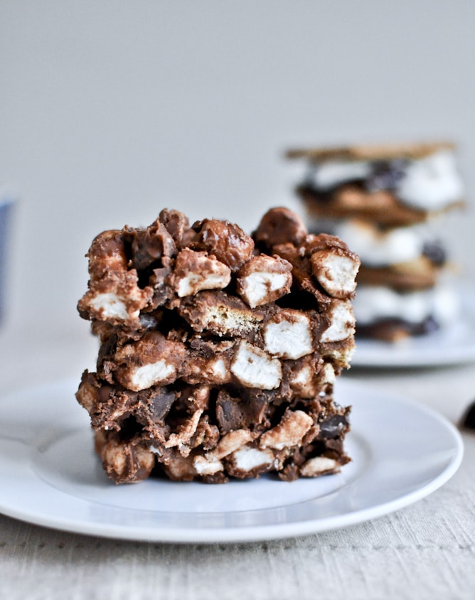 No Bake Peanut Butter S'mores Squares I howsweeteats.com No Bake Peanut Butter S'mores Squares I howsweeteats.com