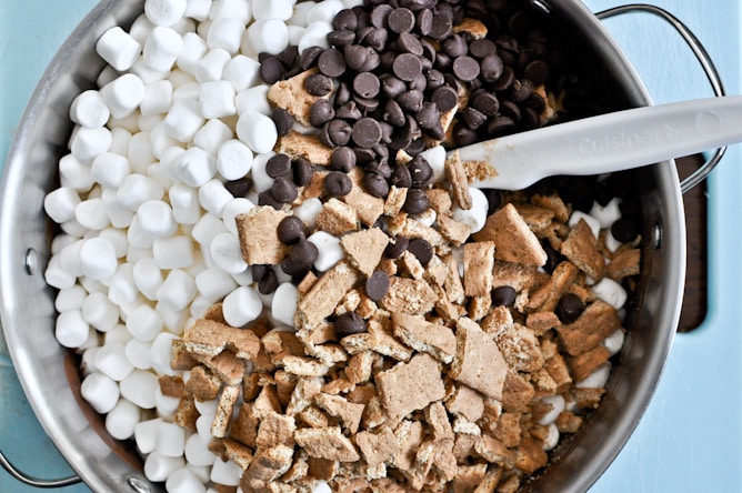 No Bake Peanut Butter S'mores Squares I howsweeteats.com No Bake Peanut Butter S'mores Squares I howsweeteats.com