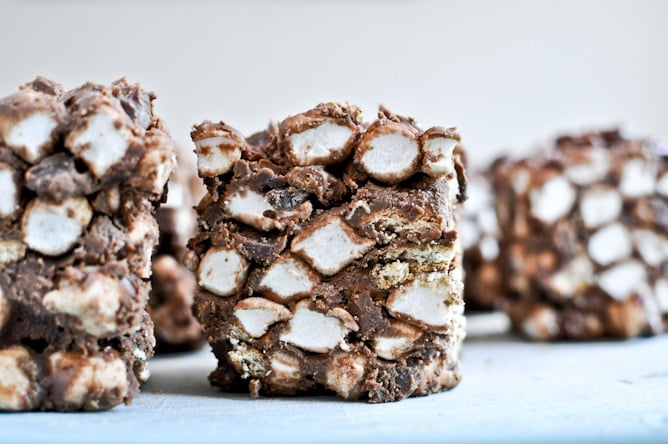 No Bake Peanut Butter S'mores Squares I howsweeteats.com No Bake Peanut Butter S'mores Squares I howsweeteats.com