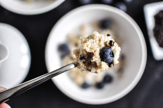 Chocolate Chip Blueberry Breakfast Quinoa I howsweeteats.com Chocolate Chip Blueberry Breakfast Quinoa I howsweeteats.com