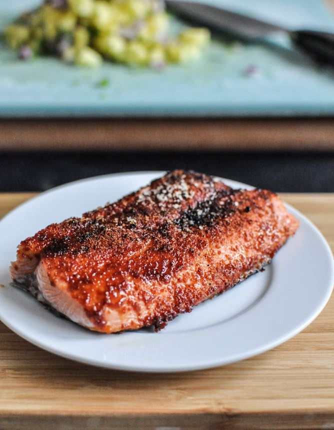 BBQ Spiced Salmon with Pineapple Jalapeño Salsa I howsweeteats.com BBQ Spiced Salmon with Pineapple Jalapeño Salsa I howsweeteats.com