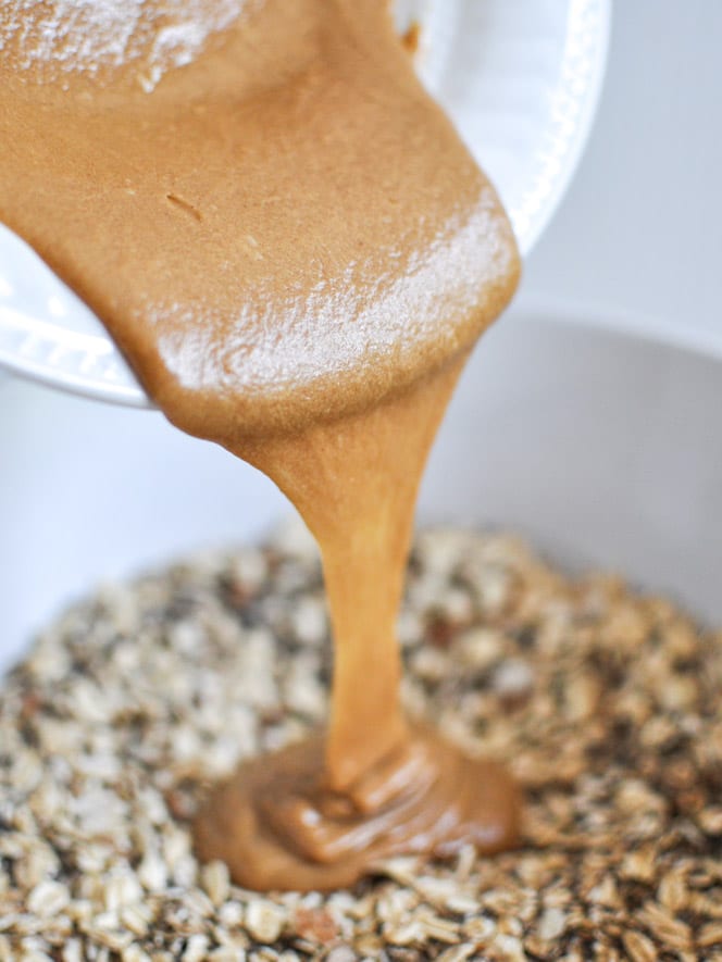 Healthy: Quick + Easy No Bake Oatmeal Peanut Butter Bites I howsweeteats.com Healthy: Quick + Easy No Bake Oatmeal Peanut Butter Bites I howsweeteats.com