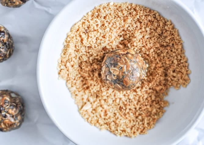 Healthy: Quick + Easy No Bake Oatmeal Peanut Butter Bites I howsweeteats.com Healthy: Quick + Easy No Bake Oatmeal Peanut Butter Bites I howsweeteats.com