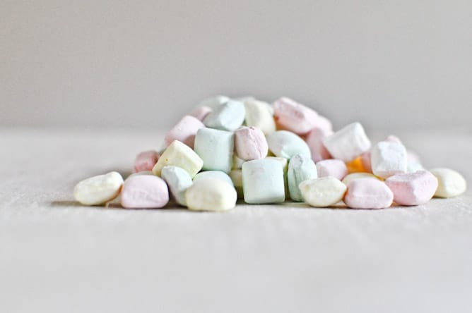 White Chocolate Buttermint Ice Cream I howsweeteats.com White Chocolate Buttermint Ice Cream I howsweeteats.com