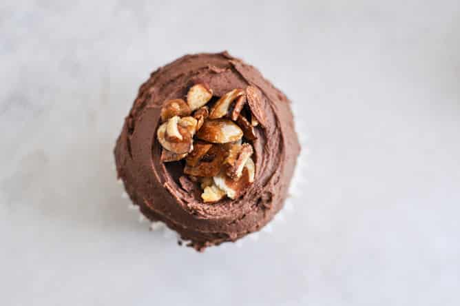 Sugared Toasted Almond Cupcakes with Chocolate Frosting I howsweeteats.com Sugared Toasted Almond Cupcakes with Chocolate Frosting I howsweeteats.com